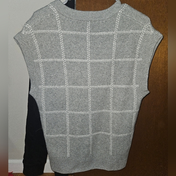 NWOT a new day gray sweater vest with white stripe design size s - Picture 5 of 5